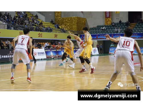 广东宏远队惨败浙江广厦队，球迷聚集球场外抗议要求换帅